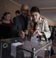 Eleitora deposita seu voto no distrito de Budennovskiy, na periferia de Donetsk  Foto: AP