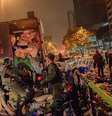 <p>Soldados da Guarda Nacional Bolivariana colocam em caminhões pertences de manifestantes que haviam se instalado em acampamentos em Caracas, em de 8 maio</p>  Foto: AP
