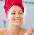 Para acordar com a pele mais bonita, é preciso tomar alguns cuidados antes dormir. Tirar a maquiagem, limpar e hidratar o rosto são alguns dos mais importantes   Foto: Shutterstock
