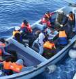 <p>Marinha italiano informou que há 4 barcos em operação de resgate, além de embarcação de polícia</p>  Foto: ANSA