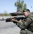 <p>Soldado ucraniano deixa sua arma em posição de tiro, em um posto de controle do exército, durante um referendo sobre a autonomia da Ucrânia </p>  Foto: Reuters