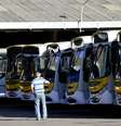 <p>Segundo os grevistas, empresas estão pagando para funcionários saírem das garagens</p>  Foto: Daniel Ramalho / Terra