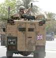 <p>Soldado britânico acena para multidão durante desfile em Bagdá, em 16 de maio de 2009</p>  Foto: AFP