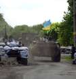 <p>Soldados ucranianos tomam posição em um posto de controle perto da cidade ucraniana oriental de Slavyansk, em 13 de maio</p>  Foto: AFP
