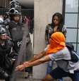 <p>Manifestante da oposição tenta enfrentar a guarda nacional durante um protesto contra o governo do presidente Nicolas Maduro, em Caracas</p>  Foto: Reuters
