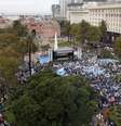<p>Manifestantes&nbsp;se re&uacute;nem na Pra&ccedil;a de Maio durante com&iacute;cio em frente &agrave; Casa Rosada, em 14 de maio&nbsp;</p>  Foto: Reuters