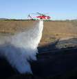 <p>Helicóptero despeja água em uma das áreas atingidas por incêndio, ao norte de San Diego, nesta terça-feira, 13 de maio</p>  Foto: Reuters