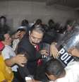 <p>Manuel Zelaya, ao centro é expulso à força pela polícia do edifício do Congresso, juntamente com outros membros de seu partido LIBRE, em Tegucigalpa, Honduras, na terça-feira, 13 de maio</p>  Foto: AP
