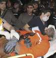 <p>Um mineiro ferido é socorrido em Soma, um distrito da província de Manisa, na Turquia, depois da explosão em uma mina de carvão no dia 13 de maio</p>  Foto: Depo Photos / Reuters