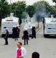 <p>Um grupo de pessoas fez um protesto em frente à sede da empresa Soma Holding, cuja mina explodiu, matando mais de 200 trabalhadores; polícia reagiu com bomba de gás</p>  Foto: Hurryet Daily News / Reprodução