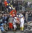 <p>Equipes de resgate carregam um mineiro para uma ambul&acirc;ncia. Ele&nbsp;sofreu ferimentos depois da&nbsp;explos&atilde;o da&nbsp;mina, em&nbsp;Soma, um distrito na prov&iacute;ncia ocidental da Turquia de Manisa, em&nbsp;14 de maio</p>  Foto: Reuters