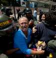 <p>Mulheres s&atilde;o detidas por agentes da Guarda Nacional Bolivariana em manifesta&ccedil;&atilde;o realizada em 14 de maio em Caracas</p>  Foto: AP