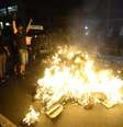 <p>Manifestantes incendiaram lixo pelas ruas</p>  Foto: Ricardo Matsukawa / Terra