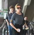 Deborah Secco exibiu seu novo visual nesta quinta-feira (15), no aeroporto Santos Dumont, no Rio de Janeiro. A atriz, que atendeu a fãs e tirou fotos, foi clicada na área de embarque do local com os cabelos loiros  Foto: William Oda / AgNews