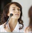 No ritual de beleza do dia a dia, as mulheres ainda comentem deslizes na hora de preparar a pele para receber a maquiagem     Foto: Shutterstock 