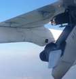<p>Segundo a companhia aérea, a tampa do mecanismo de funcionamento na asa ficou parcialmente isolada</p>  Foto: Facebook / Reprodução