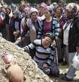 Mulheres acompanham o enterro de um mineiro morto no incêndio em uma mina de carvão, em um cemitério em Soma, na Turquia, nesta quinta-feira. 15/05/2014  Foto: Osman Orsal / Reuters