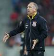 <p>Mano Menezes elogiou o "piso" do estádio atleticano</p>  Foto: Getty Images 