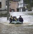<p>Bombeiros resgatam pessoas isoladas pelas enchentes em Zenica, na Bósnia, no dia 15 de maio</p>  Foto: Dado Ruvic / Reuters