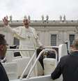 <p>Papa Francisco acena ao público de seu papamóvel, na Praça São Pedro, no Vaticano, em 7 de maio</p>  Foto: Tony Gentile / Reuters