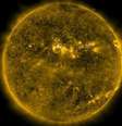 <p>A rotação natural do Sol expele partículas que viajam a uma velocidade entre 400km e 800km por segundo</p>  Foto: Nasa/SDO/GSPC / Reprodução