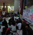 Estudante ocupam desde a última quarta-feira o prédio da reitoria da Ufrgs  Foto: Facebook / Reprodução