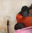 <p>(Imagem de arquivo): sudanesa segura o filho nas costas; uma mulher do país africano foi condenada à morte por se converter ao cristianismo</p>  Foto: Getty Images 