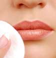 Para remover o batom (foto) e a máscara de cílios, use óleo de amêndoas ou demaquilante bifásico (composto por água e óleo)  Foto: Shutterstock