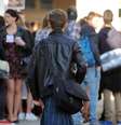 <p>Vários jovens foram vistos usando saia nesta sexta-feira na cidade de Nantes, França</p>  Foto: AFP