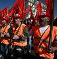 <p>Trabalhadores marcham durante manifesta&ccedil;&atilde;o realizada na Gr&eacute;cia, no 1&ordm; de maio, contra as&nbsp;medidas de austeridade&nbsp;que causaram um aumento dram&aacute;tico do desemprego e da&nbsp;pobreza&nbsp;</p>  Foto: AP