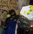 <p>Manifestantes queimam álbum da copa em protesto</p>  Foto: Mauro Pimentel / Terra