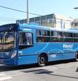 Ônibus da empresa Biguaçu circula em Florianópolis (SC), após onda de ataques no início da manhã desta sexta-feira  Foto: Marcelo Bittencourt / Futura Press