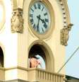 <p>Enquanto o rel&oacute;gio australiano marcava 15h31, um casal foi flagrado na varanda da torre</p>  Foto: Mirror / Reprodução