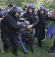 <p>Polícia de choque deteve manifestantes que tentaram impedir a primeira parada do orgulho gay da Ucrânia, em Kiev, Ucrânia, em 25 de maio de 2013</p>  Foto: AP