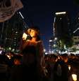 <p>Milhares protestam em Seul contra o governo após afundamento da embarcação Sewol</p>  Foto: Reuters