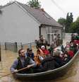 Soldados do Exército sérvio ajudam na evacuação de cidade inundada a sudoeste de Belgrado   Foto: Reuters
