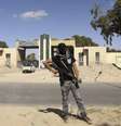 <p>Militante patrulha a entrada da sede da mil&iacute;cia Fevereiro 17 depois que for&ccedil;as irregulares l&iacute;bias entraram em confronto</p>  Foto: Esam Omran Al-Fetori / Reuters