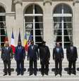 O presidente da França, François Hollande (centro) posa para uma foto com ministro das Relações Exteriores da Grã-Bretanha, William Hague, o presidente do Níger, Mahamadou Issoufou, o presidente do Chade, Idriss Deby, presidente nigeriano, Goodluck Jonathan, presidente dos Camarões,Paul Biya, o presidente de Benin, Thomas Yayi Boni, o Presidente do Conselho Europeu, Herman Van Rompuy, e o subsecretário de Estado para Assuntos Políticos dos EUA, Wendy Sherman, durante uma reunião no Palácio do Eliseu, em Paris  Foto: Reuters