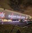 Mensagem é exibida na fachada da Arena Corinthians  Foto: Facebook / Reprodução