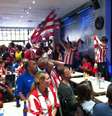 <p>Torcida dividida entre tensão e festa no restaurante</p>  Foto: Allan Brito / Terra