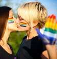 Italiana colocou uma imagem com duas mulheres se beijando e um arco-íris ao fundo  Foto: FacebookCarlotta Trevisan / Reprodução