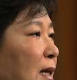 Park Geun-hye chorou e pediu desculpas às famílias das vítimas do naufrágio na Coreia do Sul; mais de 300 pessoas morreram  Foto: AP