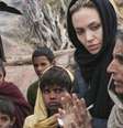 <p>Angelina visita um campo de refugiados afegão, no Paquistão</p>  Foto: Getty Images 