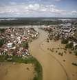 Vista aérea da cidade inundada de Brcko, na Bósnia. Mais de um quarto da população de 4 milhões de pessoas da Bósnia foi afetado pelas piores enchentes a atingir os Bálcãs em mais de um século, disse o governo nesta segunda-feira, alertando para a destruição "aterrorizante" comparável à guerra de 1992 a 1995 no país. 18/05/2014.  Foto: Dado Ruvic / Reuters
