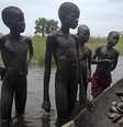 Meninos tentam vender peixes após a pesca em Nyal, Sudão do Sul  Foto: AP