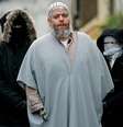 <p>Fotografia de 2003 mostra o clérigo muçulmano Abu Hamza fora da mesquita, em Londres, cercado por apoiadores</p>  Foto: Reuters