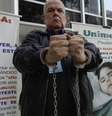 <p>Presidente da Andecon disse que ficará algemado na porta da Unimed até que a menina seja liberada</p>  Foto: Ricardo Matsukawa / Terra