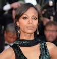 Mulheres de pele negra, como Zoe Saldana, ficam muito bem com o batom nude de fundo rosado ou caramelo  Foto: Shutterstock