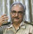 <p>Forças paramilitares dirigidas pelo general reformado Khalifa Haftar (foto) lançaram um ataque contra vários quartéis de milícias em Benghazi</p>  Foto: Reuters
