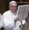 <p>Papa Francisco levanta o livro dos evangelhos ao conduzir a conferência italiana de bispos (CEI), no Vaticano, em 19 de maio</p>  Foto: Reuters